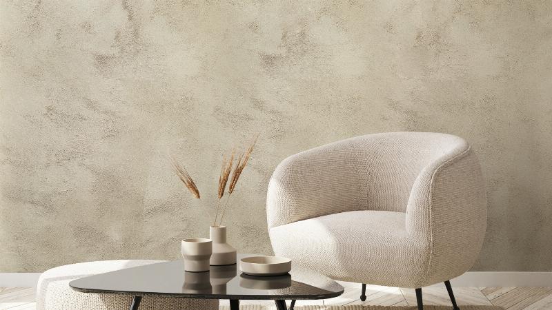 Gros plan sur l'application d'une peinture murale blanche nacrée avec un rouleau