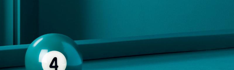 Geste artisanal d'application de la peinture à la chaux Tollens sur un mur élégant