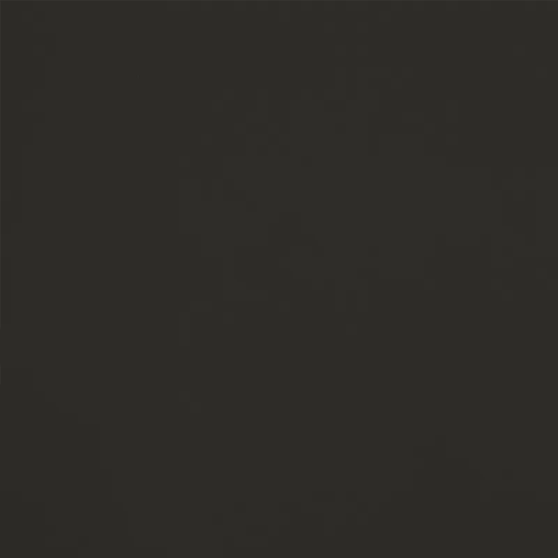 Application de peinture blanche sur un escalier en bois, gestes précis