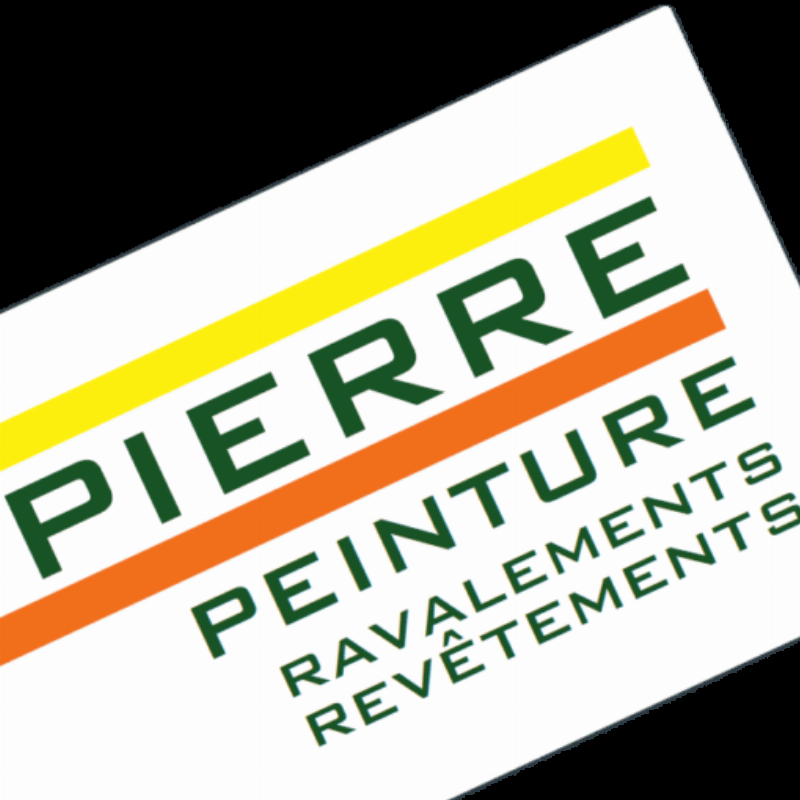 Un peintre appliquant de la peinture sur une façade en pierre avec soin.