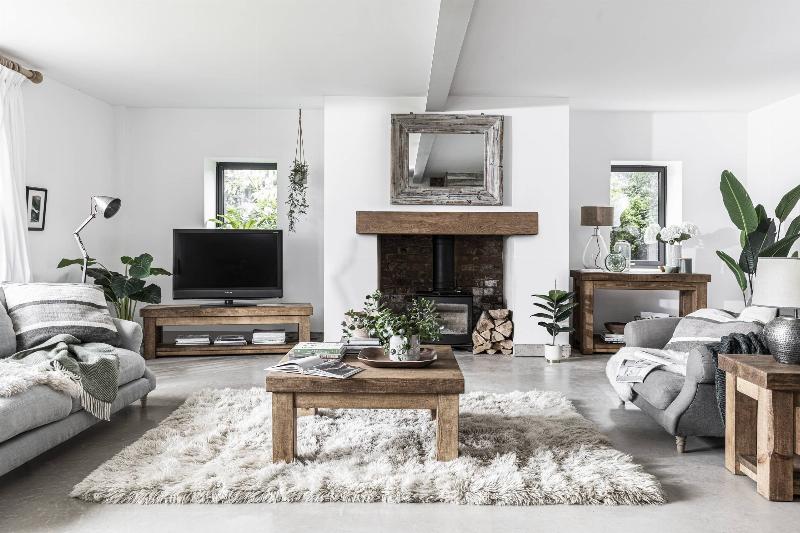 Application de la peinture couleur laiton sur un petit meuble ancien pour un relooking élégant et moderne.