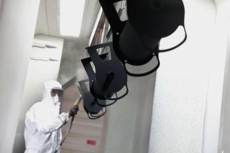 Appliquer la peinture métal pour bois avec précision et expertise