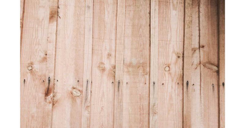 Application de peinture sur un meuble de cuisine, étapes clés pour un fini parfait