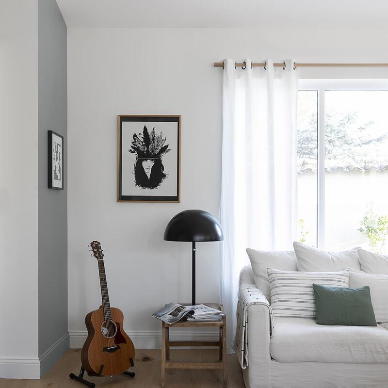 Application de peinture mur blanc satiné pour un résultat pro