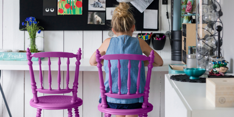 Application minutieuse de peinture nacrée murale sur un mur