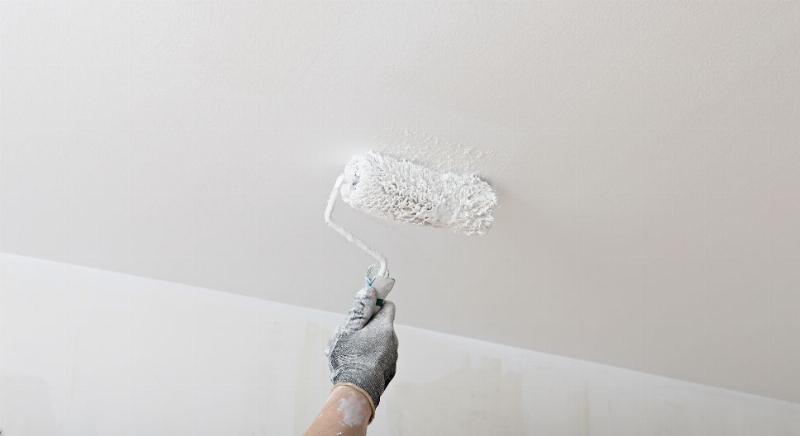 Application de peinture plafond avec rouleau