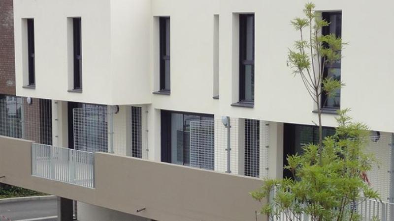 Application de la peinture sur une terrasse en ciment avec un rouleau, technique française de croisement des passes.