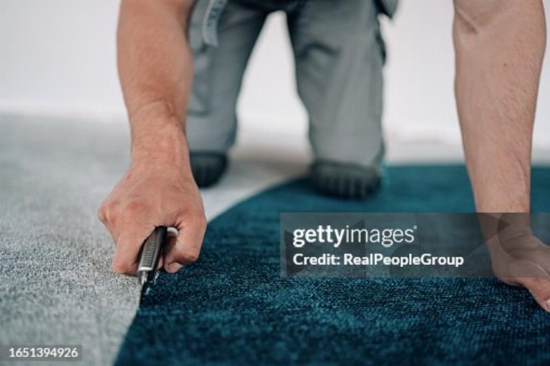 Illustration d'un homme appliquant de la résine époxy sur le sol d'un garage avec un rouleau