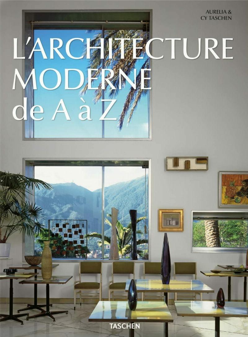 Architecte ou étudiant recherchant des informations dans le livre Modern Architecture A-Z Taschen