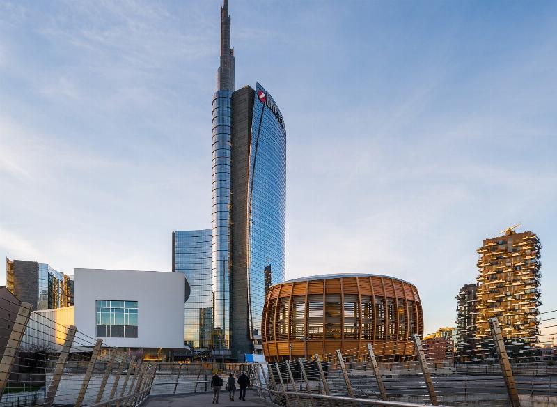 Des architectes milanais discutant des concepts de design urbain pour la **milan modern architecture**