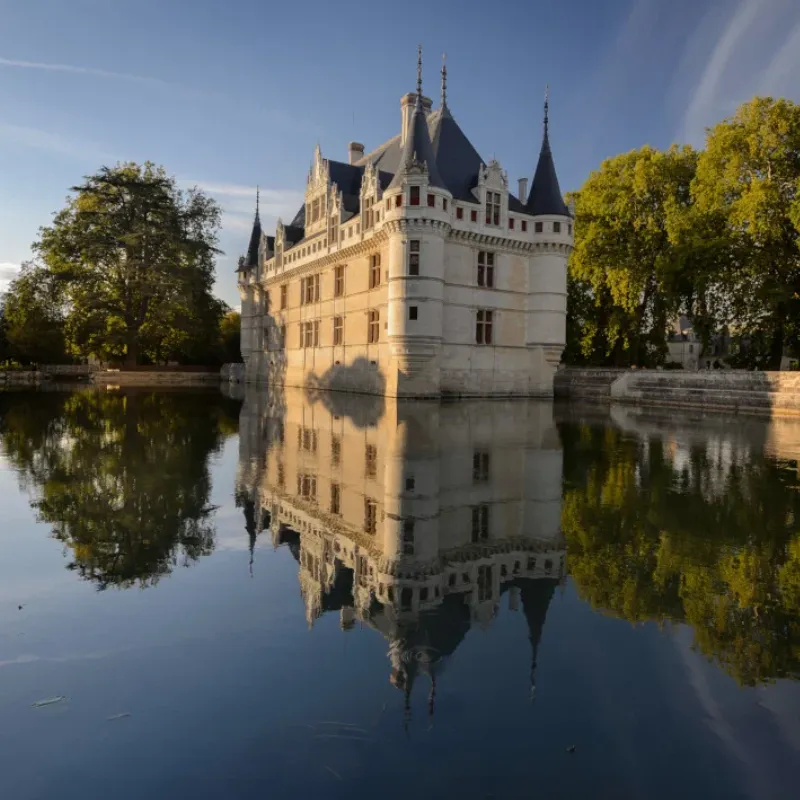 Vue aérienne d'un château majestueux de la Loire, exemple parfait de l'architecture ancienne française