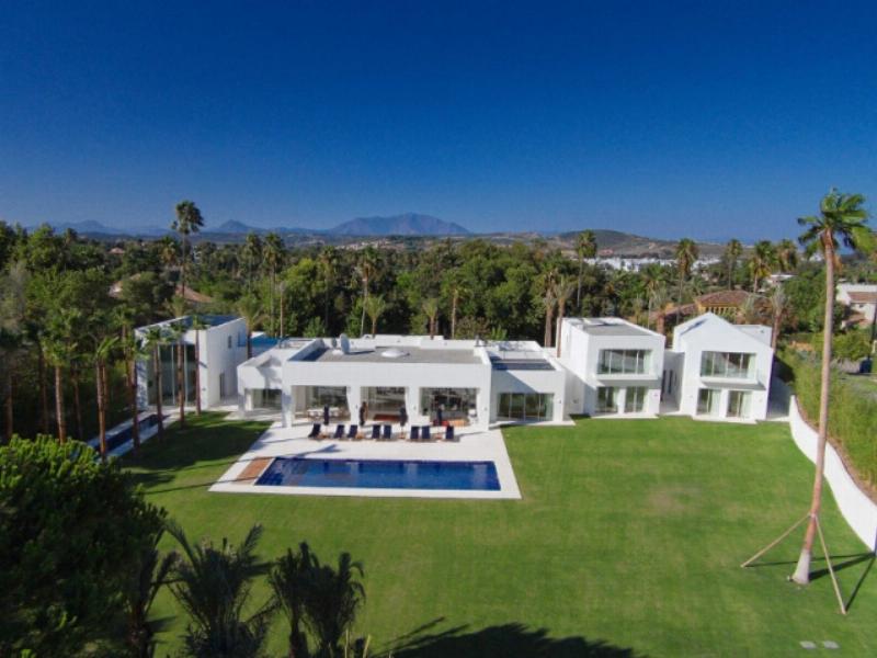 Espace de vie moderne inspiré de l'Andalousie, jeu de lumière et d'ombre