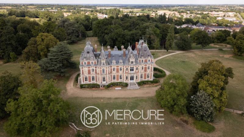 Vue intérieure d'un appartement moderne parisien avec de grandes baies vitrées et mobilier design, reflétant l'architecture d'appartement moderne et le chic français.