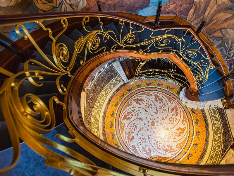 Façade typique Art Nouveau à Paris avec ses lignes courbes et motifs floraux, reflétant l'élégance de l'architecture Art Nouveau.