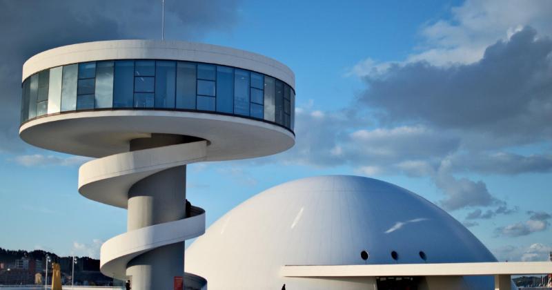 Oscar Niemeyer, Cathédrale de Brasília, architecture brésilienne moderne avec courbes et béton