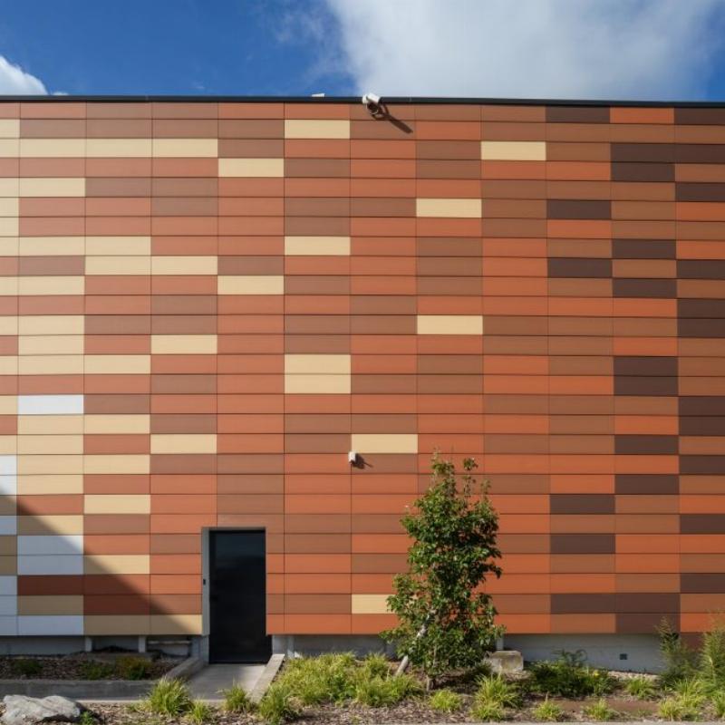 Façade d'un bâtiment moderne en brique avec un design innovant et des textures variées