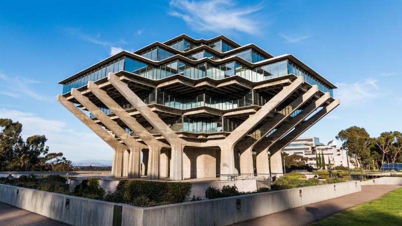 Un bâtiment brutaliste emblématique de Le Corbusier, illustrant l'architecture moderne française avec du béton brut