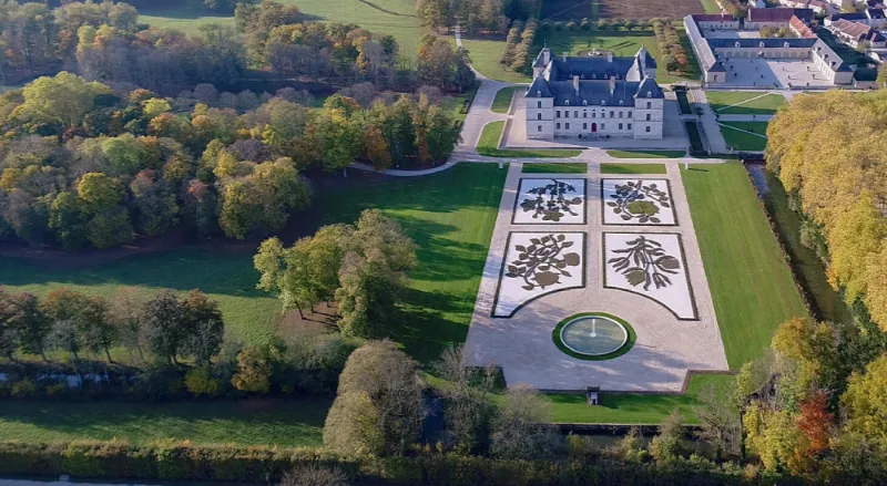 Un majestueux château français illustrant les caractéristiques de l'architecture classique avec sa grandeur et sa symétrie parfaite