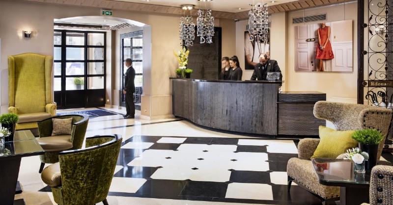 Façade historique d'un grand magasin parisien, exemple emblématique de l'architecture commerciale française luxueuse et innovante