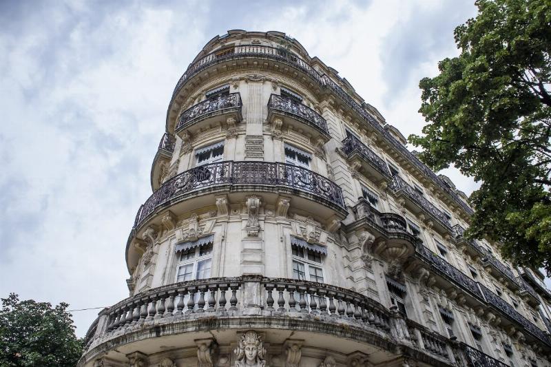 Architecture contemporaine française, intégration urbaine, lignes audacieuses, matériaux innovants, harmonie