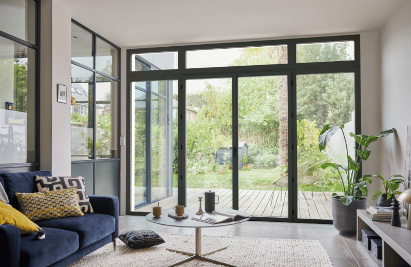 Design intérieur minimaliste d'une demeure moderne française avec des ouvertures sur la nature