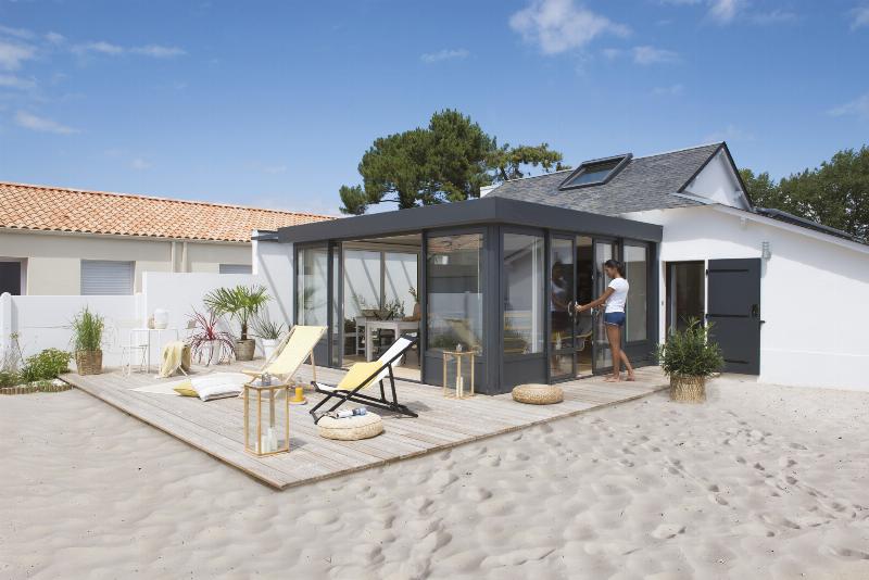 Architecture de demeure moderne avec une véranda lumineuse et minimaliste