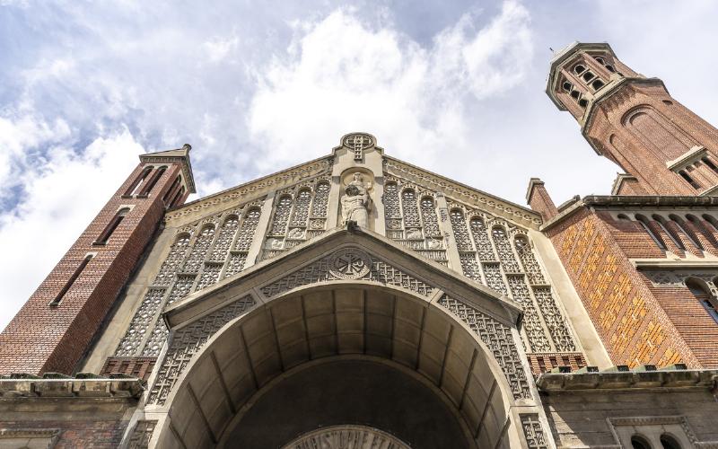 Intérieur lumineux d'une église parisienne avec colonnes et vitraux
