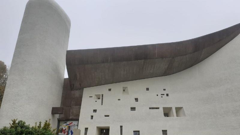 L'église Notre-Dame du Haut de Le Corbusier, un chef-d'œuvre emblématique de l'architecture française moderne à Ronchamp