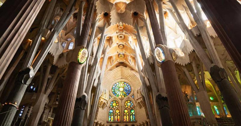 Architecture Gaudi de la Sagrada Familia, chef-d'œuvre fantastique et organique, Barcelone