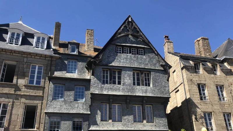 Éléments décoratifs et symétriques de l'architecture géorgienne sur une façade