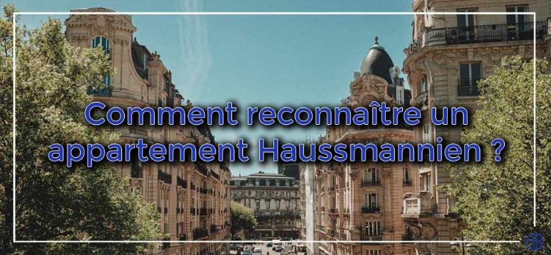 Détail d'un immeuble haussmannien typique avec ses balcons en fer forgé et ses ornements sculptés