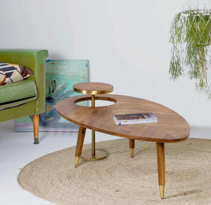 Un salon moderne avec un canapé design, des tables basses élégantes, et des éléments de rangement discrets, soulignant la fonctionnalité et l'esthétique.