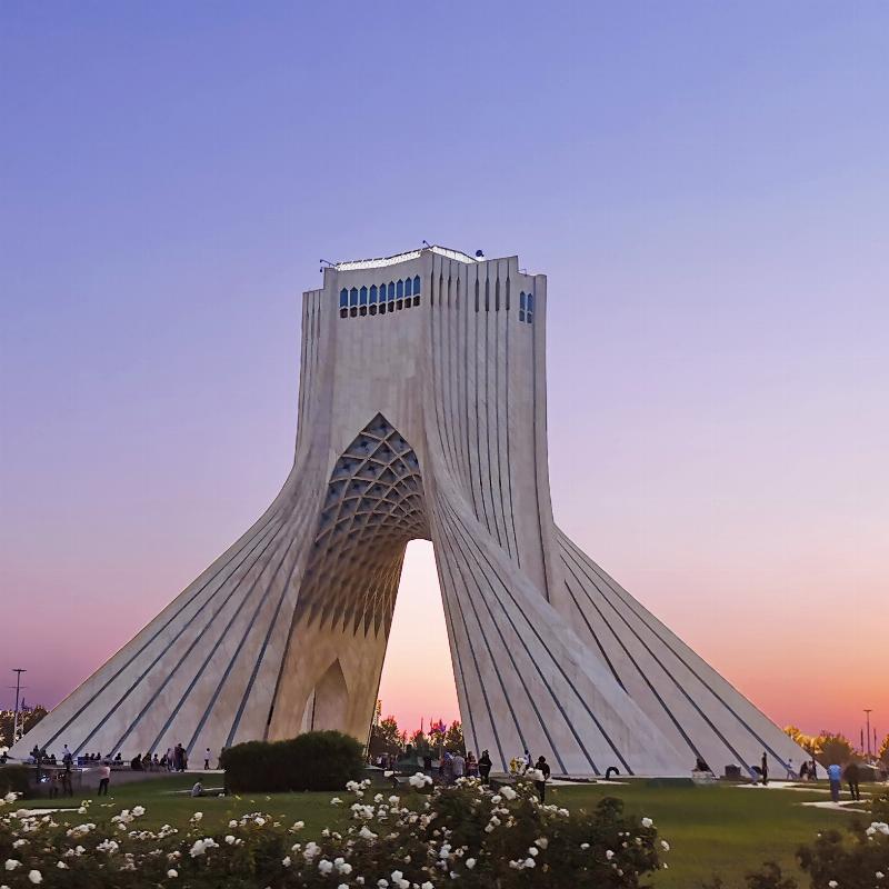 Le Pont de la Nature à Téhéran, exemple d'architecture iranienne moderne