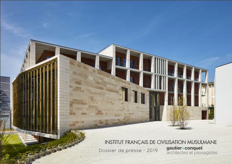 Architecture islamique moderne jouant avec la géométrie et la lumière filtrée