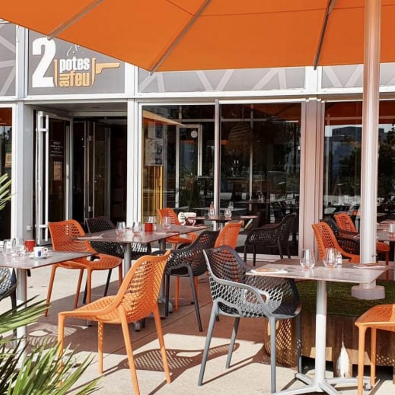 Un intérieur japonais moderne et spacieux, baigné de lumière naturelle, avec un mobilier minimaliste et des éléments en bois