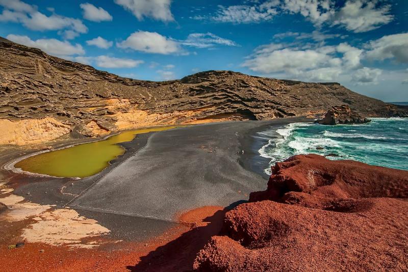 Un jardin volcanique conçu par César Manrique, illustrant l'architecture de Lanzarote et l'intégration naturelle.