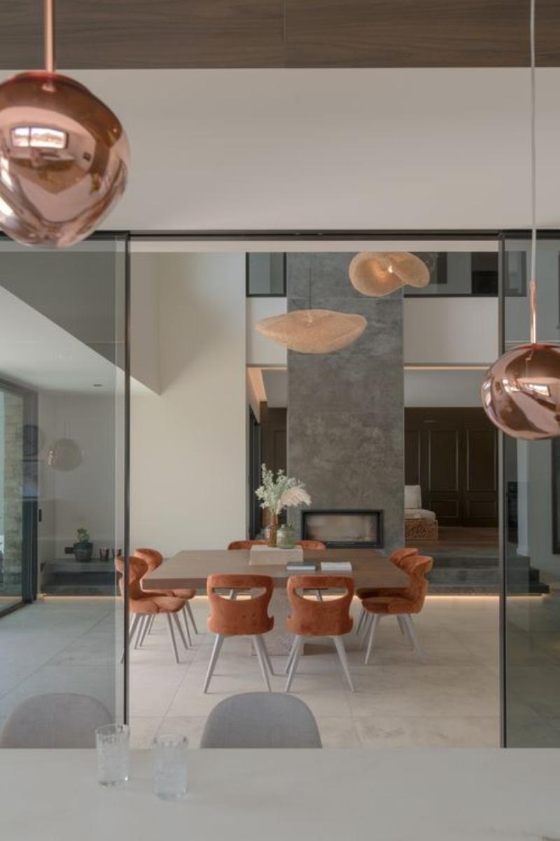 Image de l'intérieur lumineux d'une architecture d'une maison moderne, avec un design épuré et des matériaux nobles.