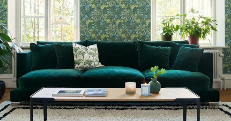 Façade élégante de maison Mid-Century Modern avec lignes épurées et grandes baies vitrées