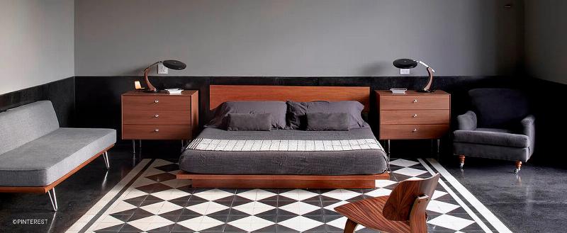 Un intérieur mid-century modern français avec des meubles en bois et une ambiance chaleureuse