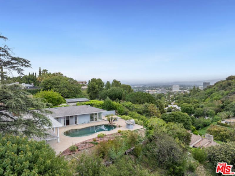 Villa française moderne du milieu du siècle, lignes épurées et intégration naturelle