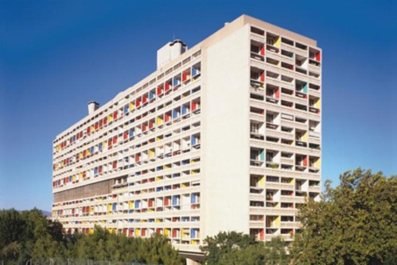 Cité Radieuse de Le Corbusier à Marseille, exemple emblématique de l'architecture moderne des années 50 avec son béton brut et ses lignes audacieuses