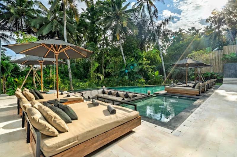 Une villa balinaise moderne avec piscine à débordement intégrée à la végétation luxuriante