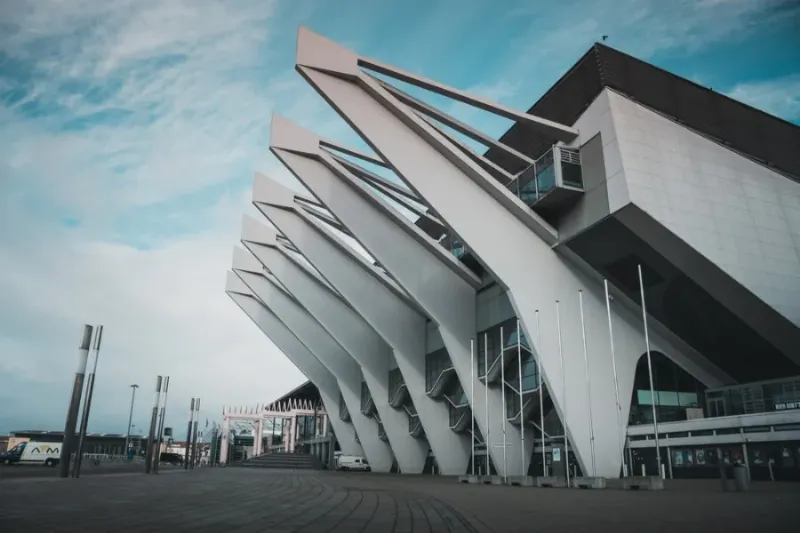 Béton brut et formes massives d'un bâtiment emblématique du brutalisme en architecture moderne belge à Bruxelles