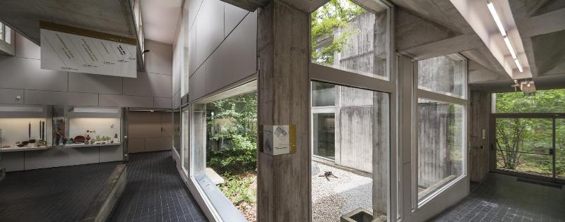 Un bâtiment brutaliste en béton brut, exemple d'architecture moderne en France