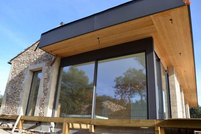 Un bâtiment moderne en bois CLT avec de grandes baies vitrées