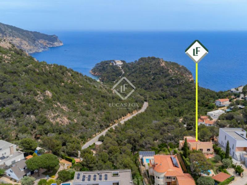 Une maison contemporaine à Cadaqués intégrant harmonieusement l'architecture moderne de Cadaqués avec le paysage méditerranéen, avec des murs blancs et des grandes ouvertures