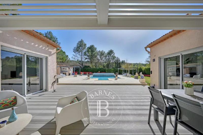 Intégration paysagère d'une cave viticole moderne française avec des matériaux naturels et un design élégant