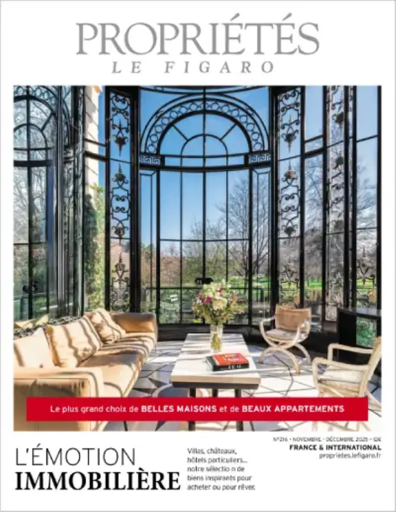 Intérieur d'un hall d'entrée d'un bâtiment d'architecture moderne classique en France, caractérisé par des espaces ouverts, de la lumière naturelle et des détails raffinés