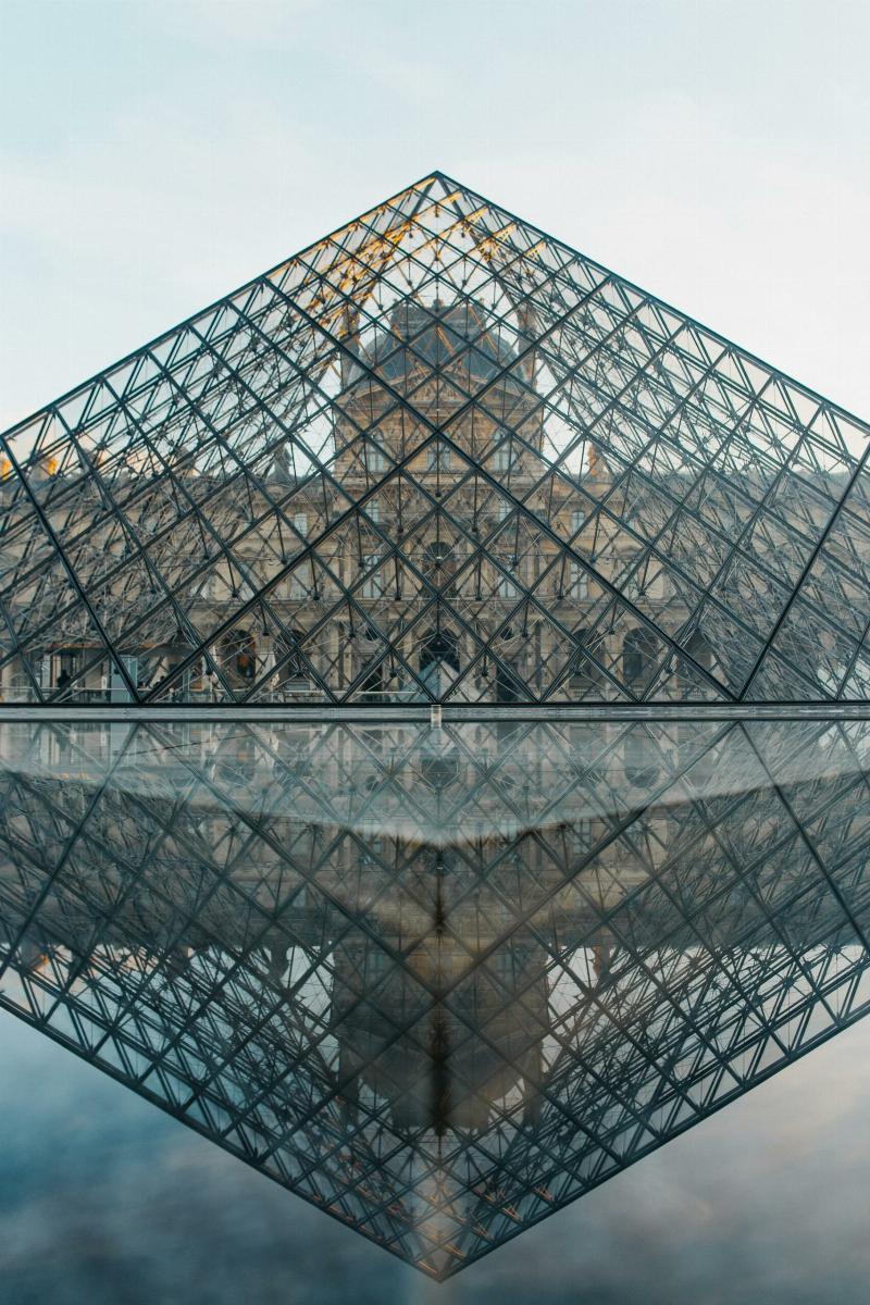 La Pyramide du Louvre, fusion audacieuse de l'architecture moderne et classique au cœur de Paris.