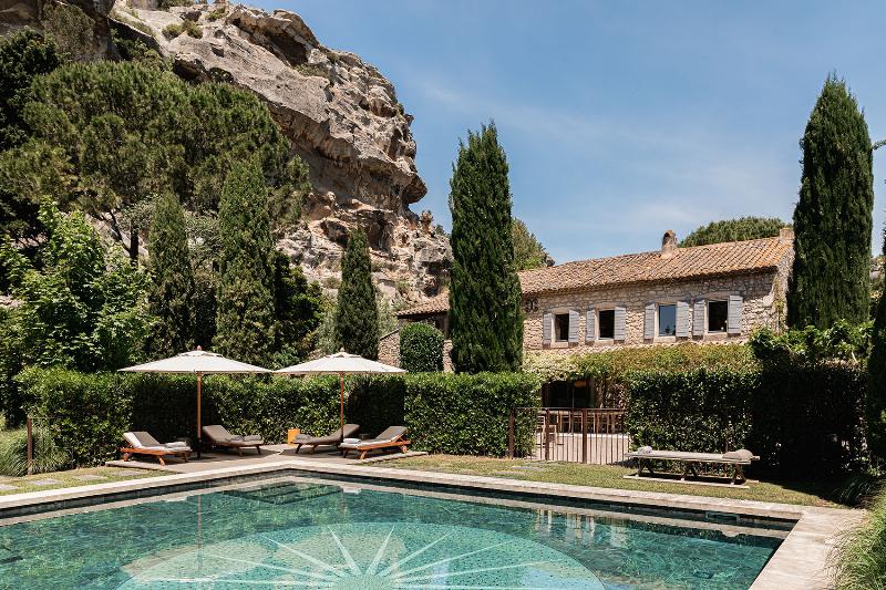 Intérieur d'une maison d'architecture moderne de la côte ouest mettant en valeur l'intégration intérieur-extérieur